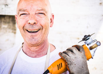 Ein lachender Handwerker