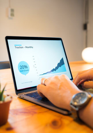 Ein Laptop der Messwerte anzeigt und eine Hand