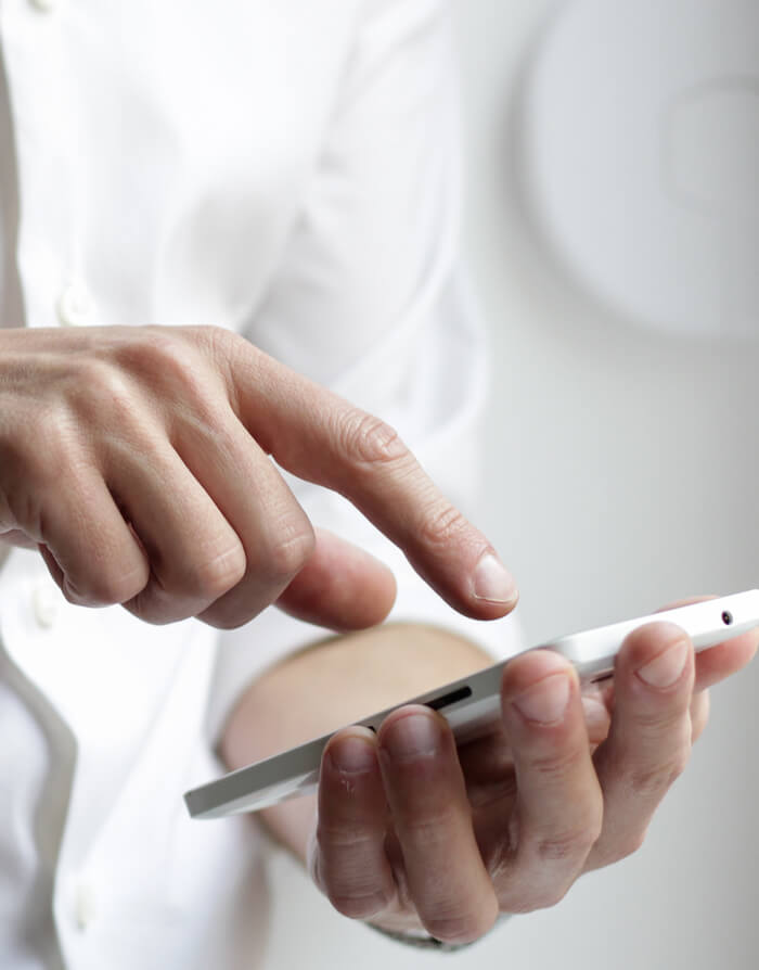 Ein Mensch bedient ein Smartphone