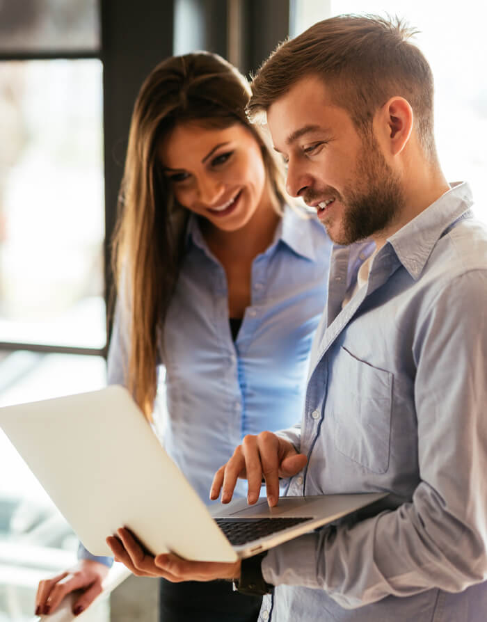 Eine Frau und ein Mann arbeiten an einem Laptop