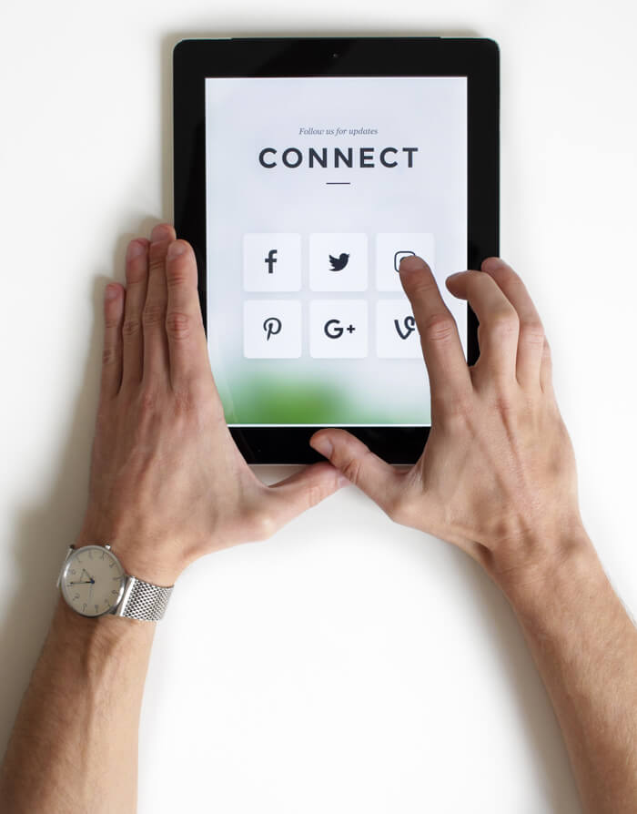 Hände bedienen ein Tablet