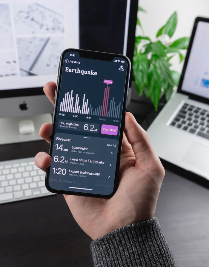 Jemand hält ein Smartphone in der Hand mit einer mobilen Webapplikation