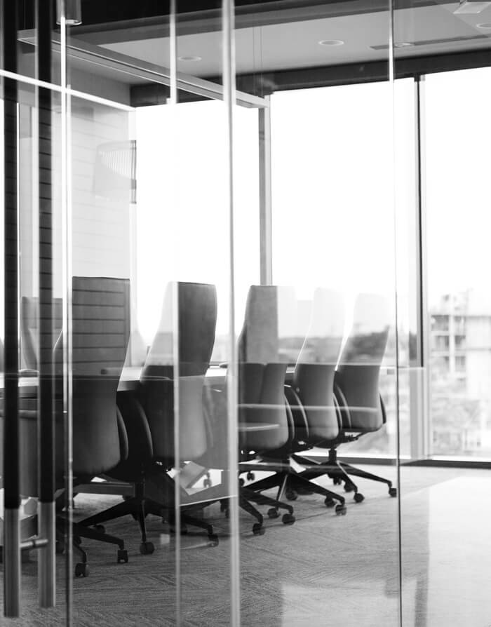 Ein leeres Büro mit Glastüren und Fenstern