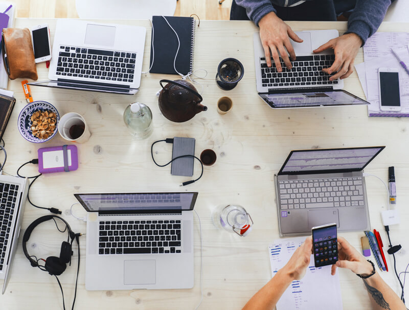viele verschiedene digitale Geräte
